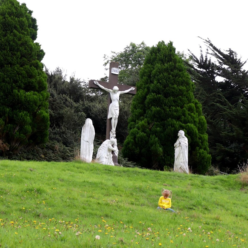 GK13 girl beneath statue of Christ
